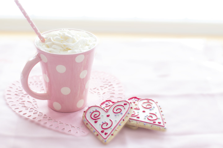 vallentine-sweet-coffee-with-heart-shaped-cookies